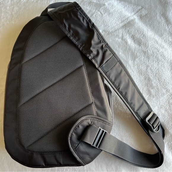 Lowepro StreamLine Sling Camera Bag - Grey. New without tags - Picture 5 of 6